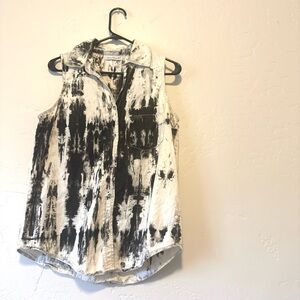 Black and White Sleeveless Button-Up Top size M